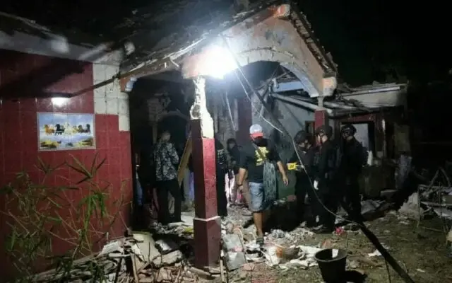 Diduga Terkena Ledakan Mercon Satu orang Terluka, Korban Dilarikan ke RS Diduga Terkena Ledakan Mercon Satu orang Terluka, Korban Dilarikan ke RS