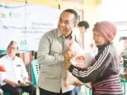 Bupati Hery Nabit Secara Simbolis Menyerahkan Beras Bantuan Pempus Kepada Masyarakat