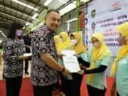 Bupati Serahkan BLT DBHCHT ke Para Buruh Rokok Senilai Total Rp 916,2 juta