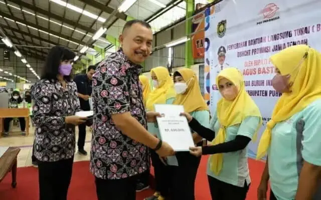 Bupati Serahkan BLT DBHCHT ke Para Buruh Rokok Senilai Total Rp 916,2 juta Bupati Serahkan BLT DBHCHT ke Para Buruh Rokok Senilai Total Rp 916,2 juta