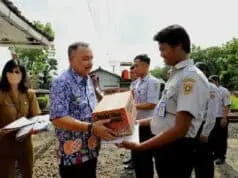 Penjaga Perlintasan KA Senang Dapat Bantuan Dari Bupati Purworejo