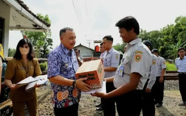Penjaga Perlintasan KA Senang Dapat Bantuan Dari Bupati Purworejo