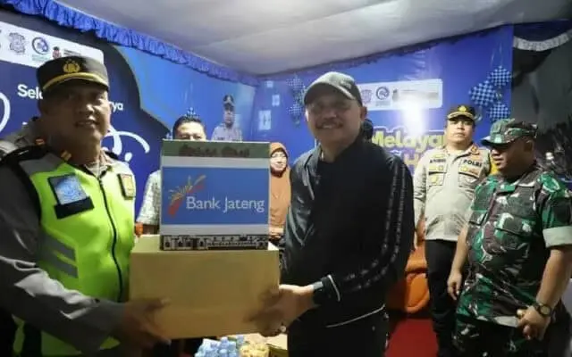 Monitoring Posko Lebaran, Bupati Serahkan Bingkisan Untuk Para Petugas Jaga