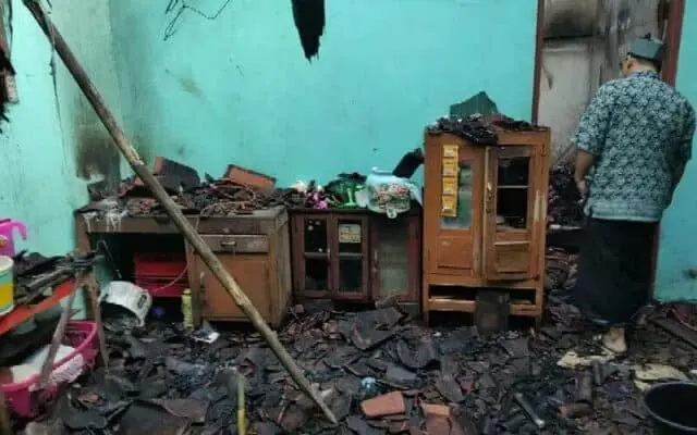 Akibat konsleting Listrik, Rumah Milik Warga Ambal Ludes Dilalap Sijago Merah. Akibat konsleting Listrik, Rumah Milik Warga Ambal Ludes Dilalap Sijago Merah.