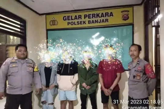 Pesta Miras di Bulan Ramadhan, Polsek Banjar Amankan 4 Pria dan 1 Wanita Pesta Miras di Bulan Ramadhan, Polsek Banjar Amankan 4 Pria dan 1 Wanita
