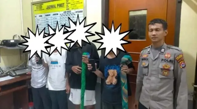 Polsek Cibeber Amankan Kelompok Remaja Perang Sarung Polsek Cibeber Amankan Kelompok Remaja Perang Sarung