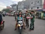 Jelang Buka Puasa, Danramil 09/Mauk Bagikan Takjil Gratis
