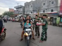 Jelang Buka Puasa, Danramil 09/Mauk Bagikan Takjil Gratis