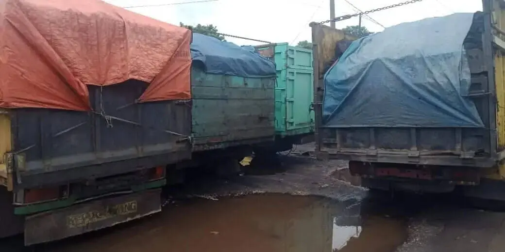Truk bermuatan batubara Jambi belum diketahui kapan kembali diperbolehkan melintas di ruas jalan nasional.