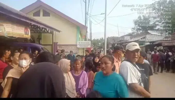 Gelar Aksi Unras, Ratusan Warga Geruduk Kantor Desa Kelor Tuntut Truk Tanah di Stop Gelar Aksi Unras, Ratusan Warga Geruduk Kantor Desa Kelor Tuntut Truk Tanah di Stop