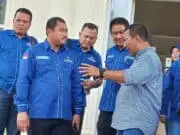 Tokoh Asal Bungo Harap Romi Berpasangan Mashuri di Pilgub Jambi 2024 Romi Hariyanto saat berdialog serius dengan Mashuri didamping sejumlah tokoh Partai Demokrat Jambi.