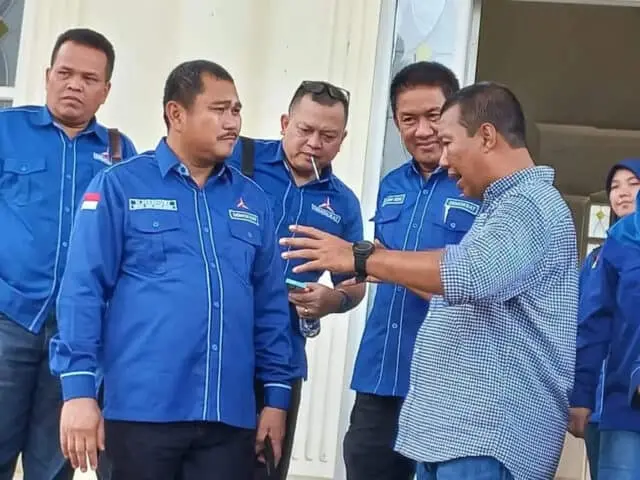 IMG-20230411-WA0000 Romi Hariyanto saat berdialog serius dengan Mashuri didamping sejumlah tokoh Partai Demokrat Jambi.