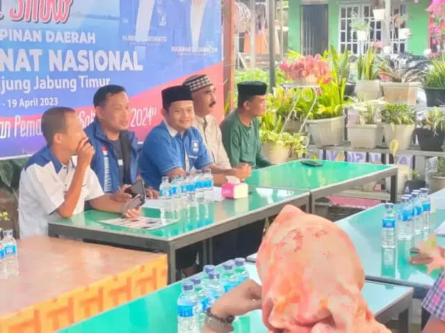 IMG-20230412-WA0013 Ketua DPC PAN Nipah Panjang, Kabupaten Tanjung Jabung TImur, Provinsi Jambi Edi Mubarok (Tengah-red).