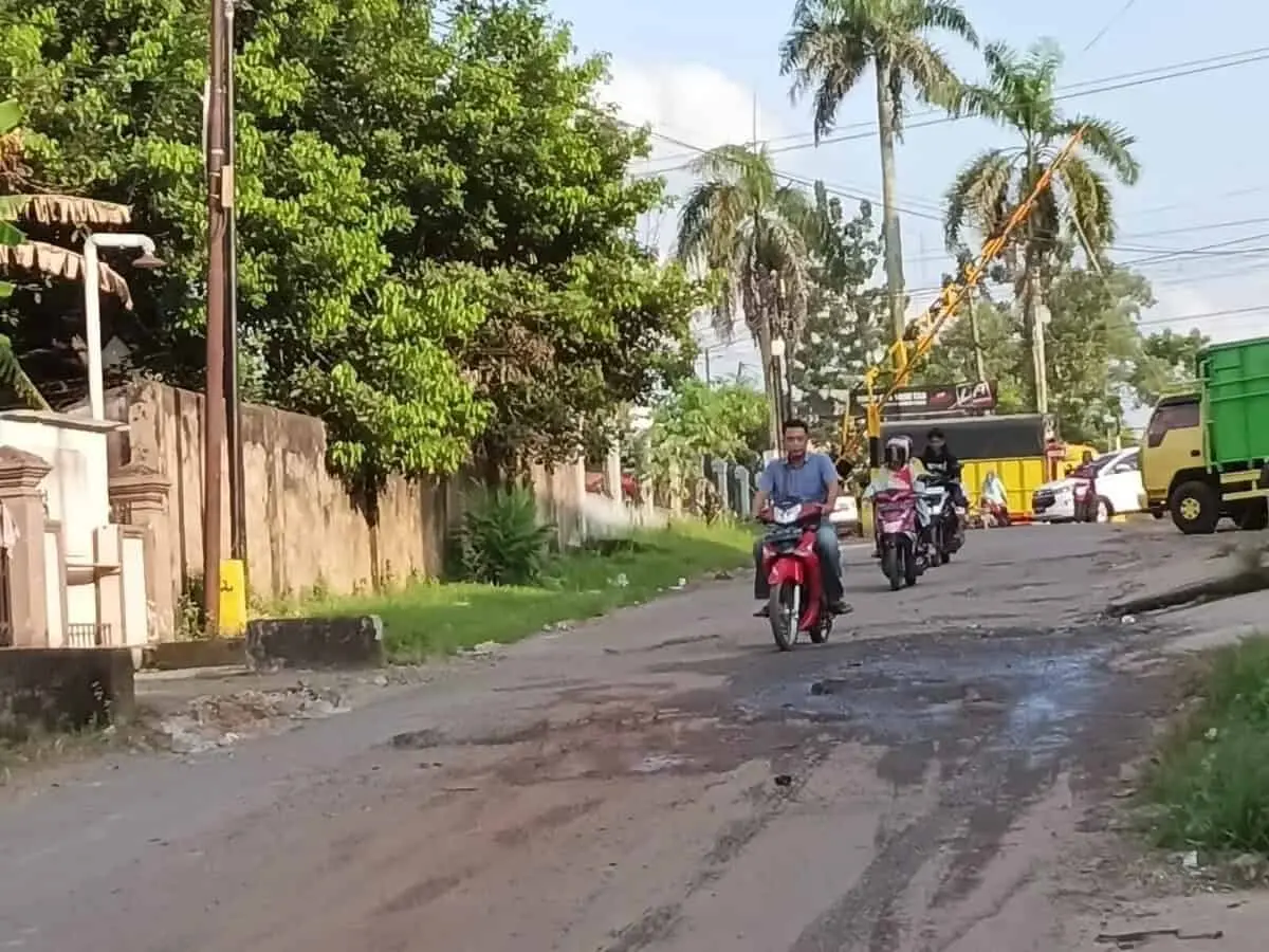 Lubang menganga di Jalan Sedang, Kebon Kopi, ancaman terhadap pengendara yang melintas.