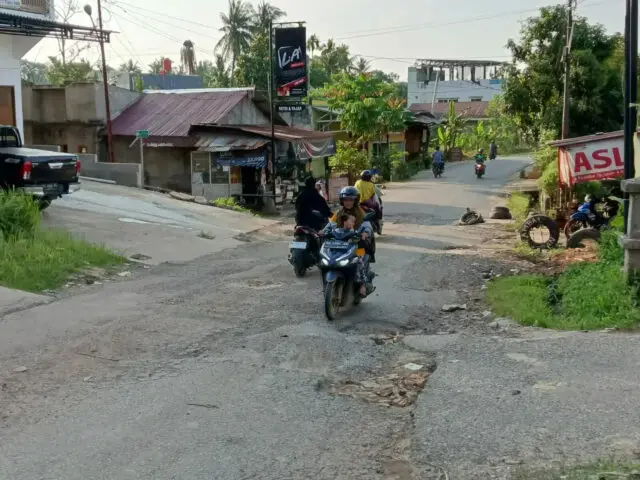 IMG-20230413-WA0008 Tampak kondisi kerusakan Jalan Serdang, Kebon Kopi, Kota Jambi.