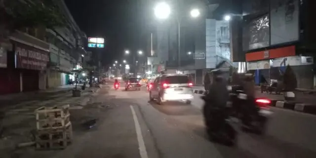 IMG-20230416-WA0000 Jalan Gatot Subroto, Kota Jambi, tampak sepi padahal waktu baru menujukan pukul 21:00 Wib.