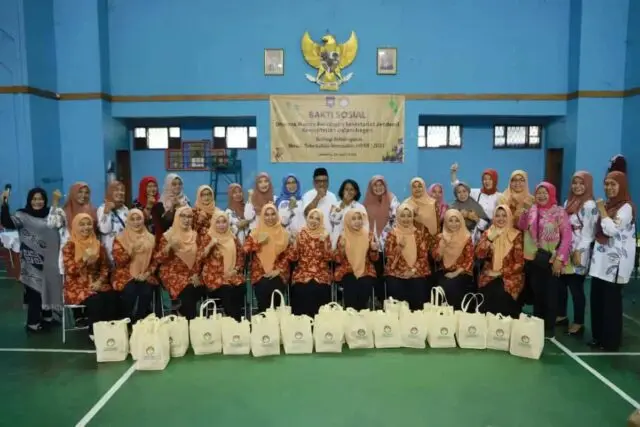 DWP Kemendagri Serahkan Bantuan Sembako di Perumahan DDN Ciledug DWP Kemendagri Serahkan Bantuan Sembako di Perumahan DDN Ciledug