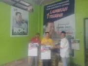 Warga Antusias Terima Bingkisan Lebaran, Ini Kata Mereka: Bang Romi Itu Pilihan Rakyat Warga antusian menerima bingkisan Lebaran Idul Fitri 2023 yang dibagikan kepada ratusan warga oleh Komunitas Pengagum Romi Hariyanto (KPRH), Rabu (19/4-2023).
