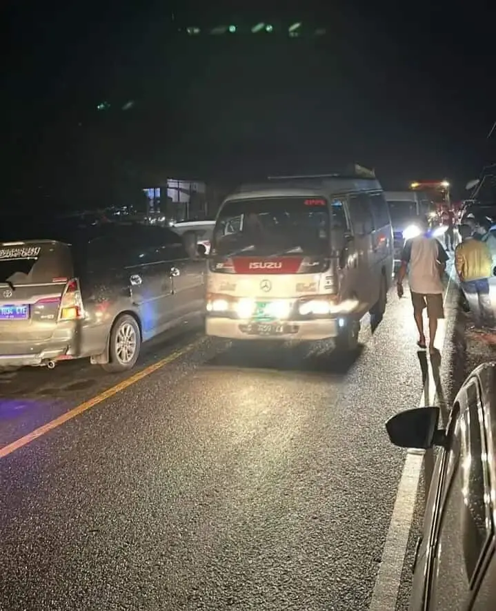 Pengendara roda empat dan yang lainnya minta truk batubara yang melintas di ruas Jalan Nasional ditindak tegas.