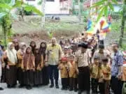BSD Tetap Lanjut Meski Jalan Sulit dan Terjal, Bupati Kunjungi 4 Desa di Kecamatan Bruno BSD Tetap Lanjut Meski Jalan Sulit dan Terjal, Bupati Kunjungi 4 Desa di Kecamatan Bruno