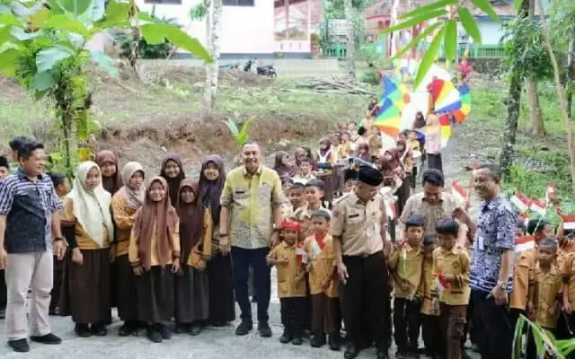 BSD Tetap Lanjut Meski Jalan Sulit dan Terjal, Bupati Kunjungi 4 Desa di Kecamatan Bruno BSD Tetap Lanjut Meski Jalan Sulit dan Terjal, Bupati Kunjungi 4 Desa di Kecamatan Bruno