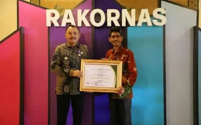 Bupati Purworejo Terima Piagam Penghargaan dan Lencana Bakti Dari Kemendes