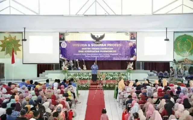 SMK Kesehatan Wisuda 145 Siswa. Wabup Minta SMK Kesehatan Harus Dukung Visi Daerah SMK Kesehatan Wisuda 145 Siswa. Wabup Minta SMK Kesehatan Harus Dukung Visi Daerah