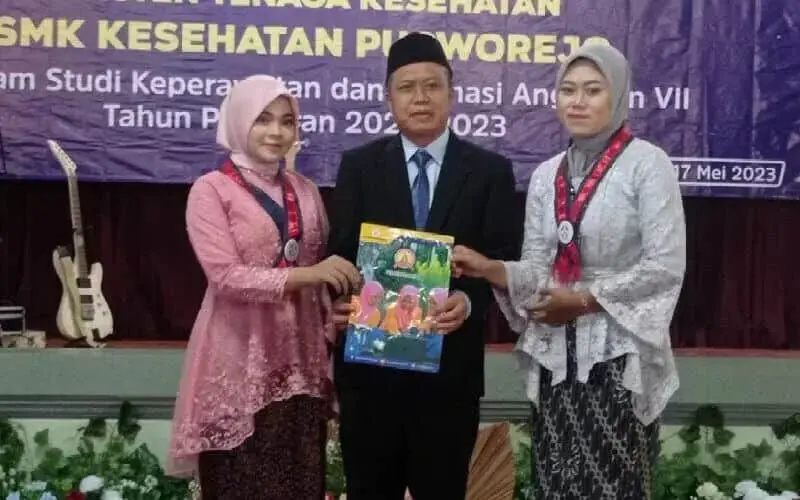 SMK Kesehatan Wisuda 145 Siswa. Wabup Minta SMK Kesehatan Harus Dukung Visi Daerah SMK Kesehatan Wisuda 145 Siswa. Wabup Minta SMK Kesehatan Harus Dukung Visi Daerah