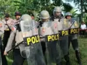 Anggota Polres Purworejo Latihan Menggunakan Senjata Gas Air Mata