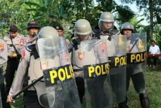 Anggota Polres Purworejo Latihan Menggunakan Senjata Gas Air Mata