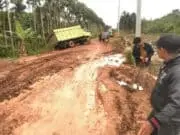 Tahun Politik, Kerusakan Jalan di Tanjabtim Lihat Tanggung Jawab Siapa ? Begnilah kondisi jalan di Tanjabtim. Tapi, ini bukanlah titik ruas Jalan Kabupaten.