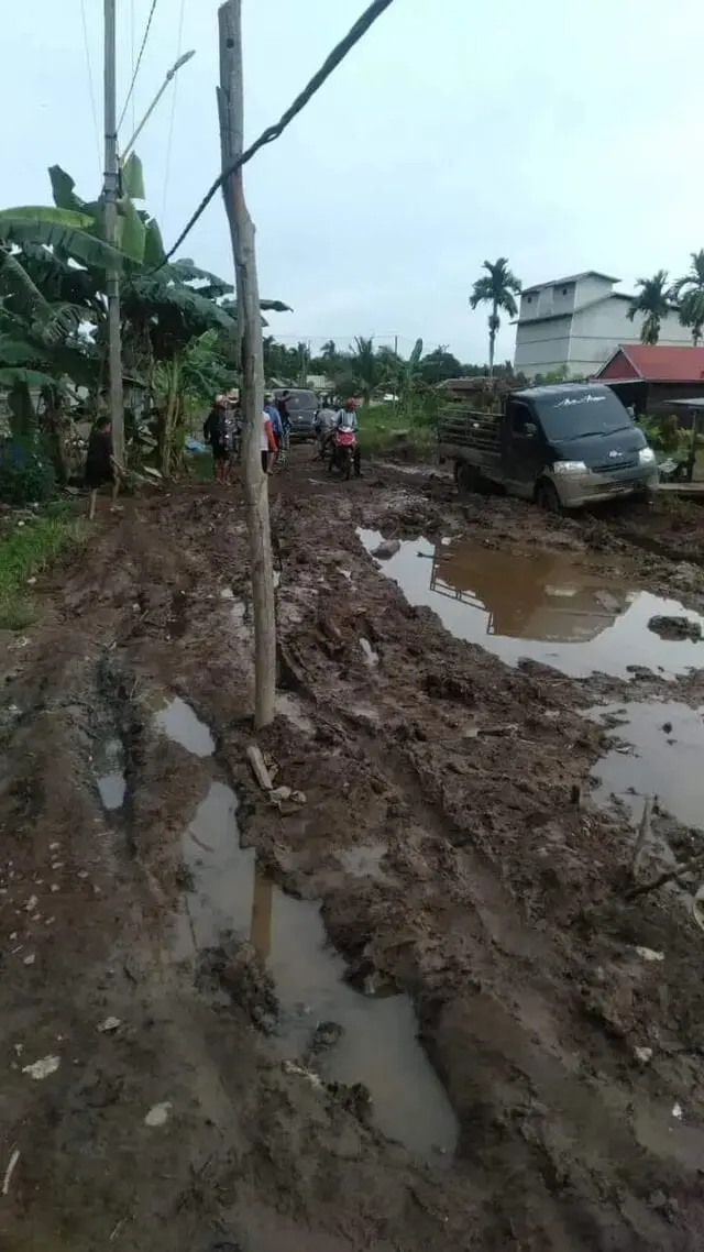 IMG-20230506-WA0003 Beginilah kondisi kerusakan ruas jalan di Kabupaten Tanjung Jabung Timur.