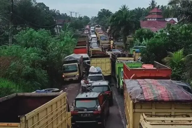 IMG-20230510-WA0001 Beginilah kondisi kemacetan sering terjadi di Ruas Jalan Nasional Jambi yang diangkitkan truk bermuatan batubara.