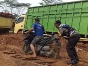 Dua periode Pimpin Tanjung Jabung Timur, Bukti Nyata Serius Tangani Infrastruktur Salah satu titik kerusakan jalan di Kabupaten Tanjung Jabung Timur, Ingat, sebelum berkomentar ketahui dulu ini ruas Jalan Nasional, atau Jalan Provinsi.