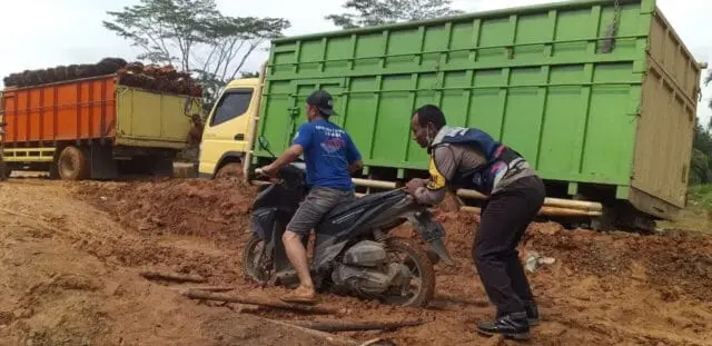 IMG-20230513-WA0003 Salah satu titik kerusakan jalan di Kabupaten Tanjung Jabung Timur, Ingat, sebelum berkomentar ketahui dulu ini ruas Jalan Nasional, atau Jalan Provinsi.
