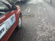 Akses Jalan Nasional ke Pelabuhan Talang Duku Mulai Hancur, Pantas Ditinjau Presiden Jokowi Akses Jalan Nasional Lingkar Jambi tampak jelas mengalami kerusakan, dan jika terus dibiarkan begini sebentar lagi jalan ini terancam putus.