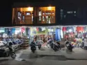 Pakai Bekas Membludak Masuk Jambi Tampak pakaian bekas membludak dipasarkan di Kawasan Arizona, Kota Jambi,