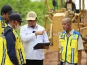 Pilbup Muaro Jambi 2024, Tepat Pilih Ivan Wirata Semangat Membangun Negeri Tampak, Ivan Wirata yang punya ilmu ke PU-An, sedang mengawasi pembangunan Infrastruktur di Kabupaten Muaro Jambi,