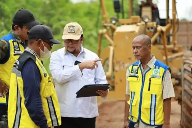 IMG-20230523-WA0000 Tampak, Ivan Wirata yang punya ilmu ke PU-An, sedang mengawasi pembangunan Infrastruktur di Kabupaten Muaro Jambi,
