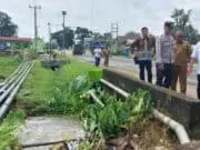 Dukungan Masnah Busroh dan BBS Kandas, Ivan Wirata Meroket di Pilbup Muaro Jambi 2024 Calon Bupati Muaro Jambi Ivan Wirata, Gerak cepat atasi banjir di Kabupaten Muaro Jambi. Poto/Pelita.co/can
