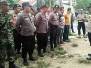 Kapolsek Sepatan Kawal Aksi Unjuk Rasa di Kantor Desa Lebak Wangi