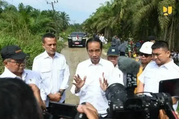 IMG-20230530-WA0000 Presiden Jokowi saat tinjau sejumlah ruas jalan kondisi rusak di Sumatera Utara. poto/pelita.co/ist