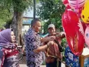 BSD di Butuh Bupati Borong Balon Udara, Langsung Bagikan Ke Anak-Anak