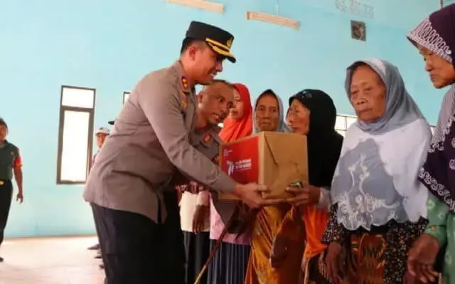 Menyambut HUT Bhayangkara ke-77, Polres Purworejo Beri Bantuan Sosial kepada Warga Kurang Mampu