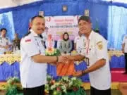 Bupati Serahkan SK Pj Kades Lubangsampang Disela-sela Kegiatan BSD di Butuh