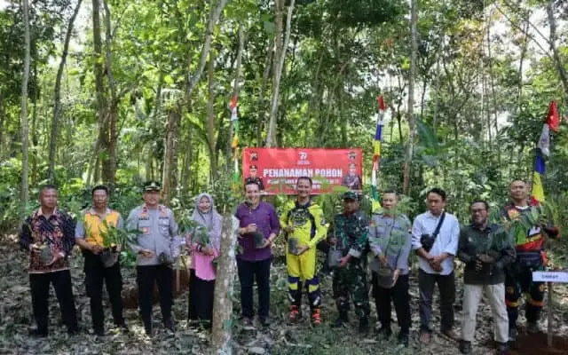 Rangkaian Hari Bhayangkara ke 77. Polres Purworejo Tanam Puluhan Bibit Buah di Desa Redin