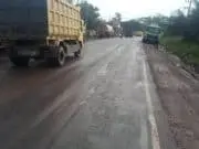 Jalan Nasional Jambi Hancur Akibat Overload Jalan Nasional Lingkar Jambi tampak terlihat mulai mengalami kerusak. Poto/Pelita.co/sal
