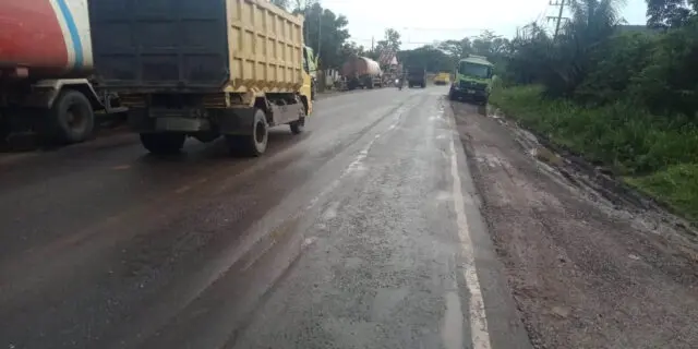 IMG-20230601-WA0064 Jalan Nasional Lingkar Jambi tampak terlihat mulai mengalami kerusak. Poto/Pelita.co/sal
