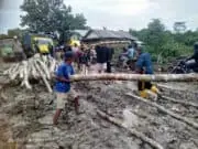 Waduh Gawat, Jalan Provinsi Jambi di Rantau Rasau Hancur, Warga Minta Gubernur Al-Haris Segera Perbaiki Waduh Gawat, Jalan Provinsi Jambi di Rantau Rasau Hancur, Warga Minta Gubernur Al-Haris Segera Perbaiki
