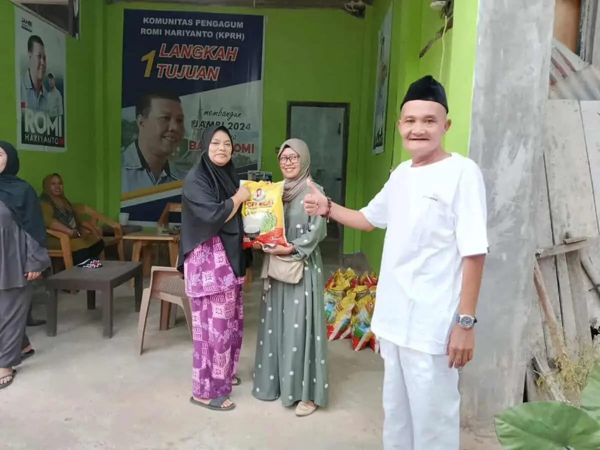 Komunitas Pengagum Romi Kembali Bagikan Beras Komunitas Pengagum Romi Kembali Bagikan Beras